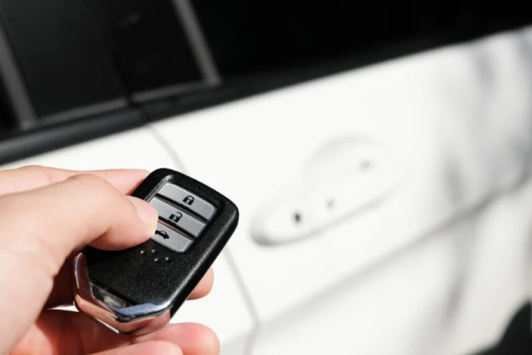 ช่างกุญแจใกล้ฉัน อุดรธานี 24 ชั่วโมง บริการนอกสถานที่ โทร 083 2000 227 เปิดบ้าน เปิดรถ กุญแจหาย รีโมทรถยนต์ มอเตอร์ไซค์ บ้าน เปลี่ยนถ่านรีโมท กรอบรีโมท